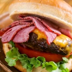 自家製パティを使ったジューシーなハンバーガー