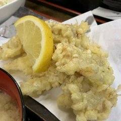 닭다리살을 사용한 흰색 튀김