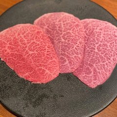 赤身の中でもきめ細かく柔らかい部位を提供