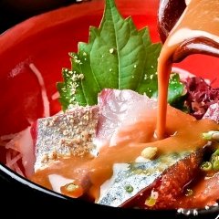 漁師直送の真サバを利用。鮮度が自慢の胡麻鯖。