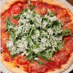 外側のパリッとした食感と、米粉のもちもち食感を味わえるピザ生地