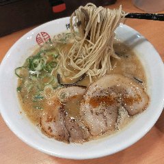 ピリ辛の豚骨ラーメン。