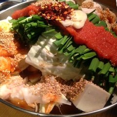 明太子（鳕鱼子）的适度辣味与 motsu 的味道交织在一起。