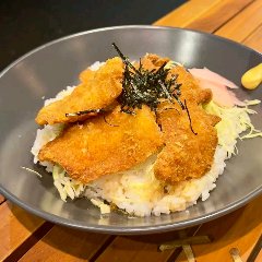 醤油ベースの自家製タレをかけたタレカツ丼。