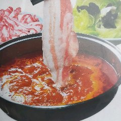 辛辣却美味。配有100克黑猪肉和莴苣。