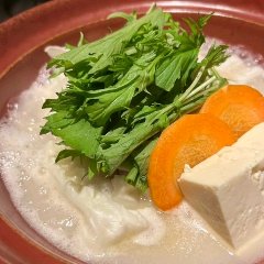 コラーゲンたっぷりの白濁スープが特徴の水炊き