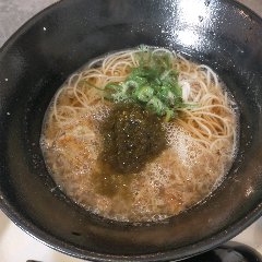 牛の腸を油で揚げ旨味を凝縮させた「かす」が入った三輪そうめん