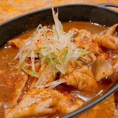 鉄板皿で出される、臭みがないもつを使ったカレー