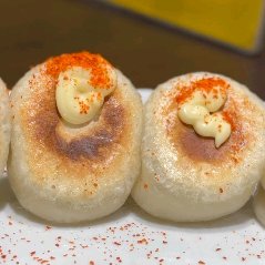 マヨネーズと一味で食べる餃子。