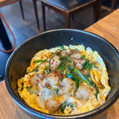 Cuenco de arroz elaborado con cebollino, huevos y hormonas