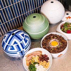 神戸牛の牛丼と、サラダ、混ぜ麺の3つの定食