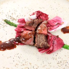 イチボ肉を低温調理し、片栗粉を纏わせ外側をカリッと仕上げた逸品