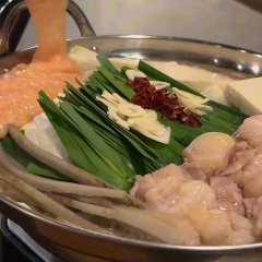 カツオ、昆布をベースとした醤油味のモツ鍋。