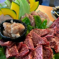 あか牛の焼肉をたっぷり楽しめる盛り合わせ