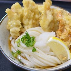 サクサクのとり天を乗せた讃岐うどん