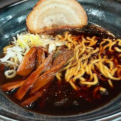 고소한 간장 향과 후추가 입맛을 돋우는 라면