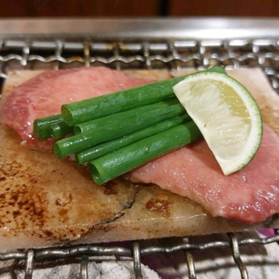 Selected tongue, grilled on a rock salt plate(厳選タン 岩塩プレート焼き)