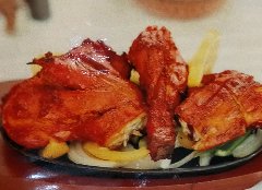 切られて盛られるタンドリーチキン