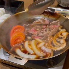 Sukiyaki combined with the acidity of tomatoes