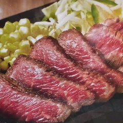 ジューシーな肉汁が特徴のステーキ