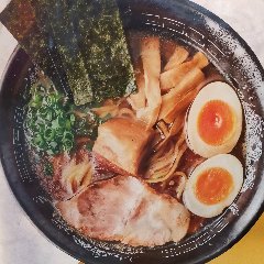 ニンニクの焦がし油がクセになるラーメン