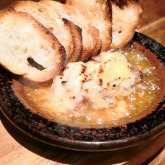 サバとチーズのアヒージョを、バゲットで。