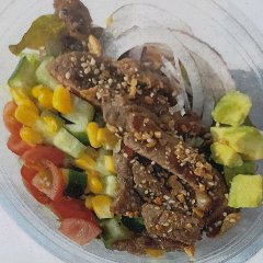 牛排沙拉碗，配日式洋葱酱。