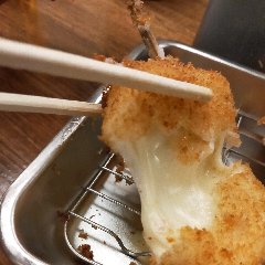 用米粉做成的串，里面是马苏里拉奶酪。