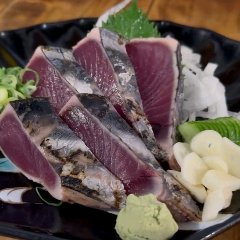 ニンニクや山葵と食べるカツオのタタキ