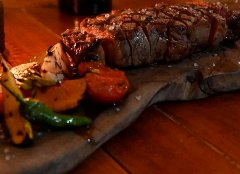 定番イスラエル料理も付いたステーキコース。