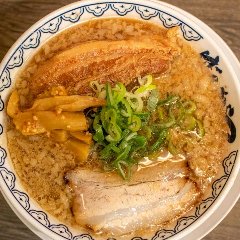 箸で切れるほど柔らかい角煮が入ったラーメン
