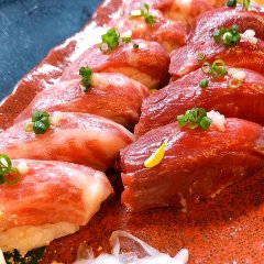 霜降りの中でも3枚バラという部位のみを使った馬肉の寿司