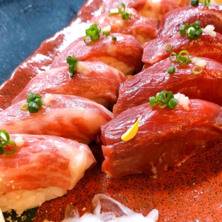 霜降り馬刺しと赤身馬刺しの握り