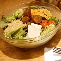 装有新鲜有机蔬菜的大沙拉碗
