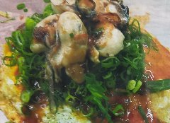 中に入ってる麺には辛麺を使用。更にチーズと葱もトッピング。