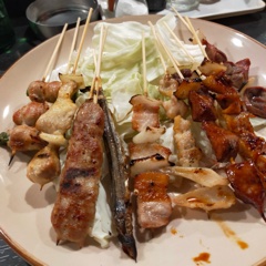 Un set donde podrás comer 10 tipos diferentes de yakitori.