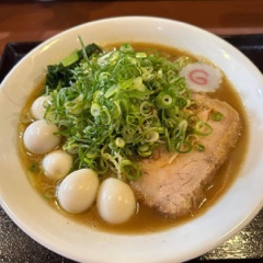 면이 굵고 맛이 진한 라멘. 차슈도 두툼하다