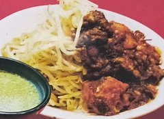 旨味と辛味がコラボ。トロトロの角煮と食べるつけ麺。