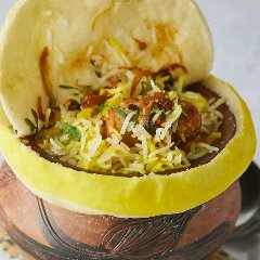 壺でビリヤニを蒸し、炊き上げる。