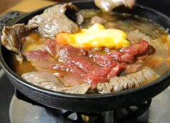 真ん中にある味噌ダレを溶き、卵で食べる馬肉の鍋。