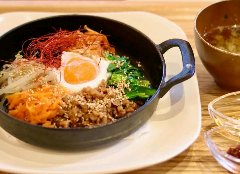 大豆ミートのビビンバ。平飼い卵を使用。