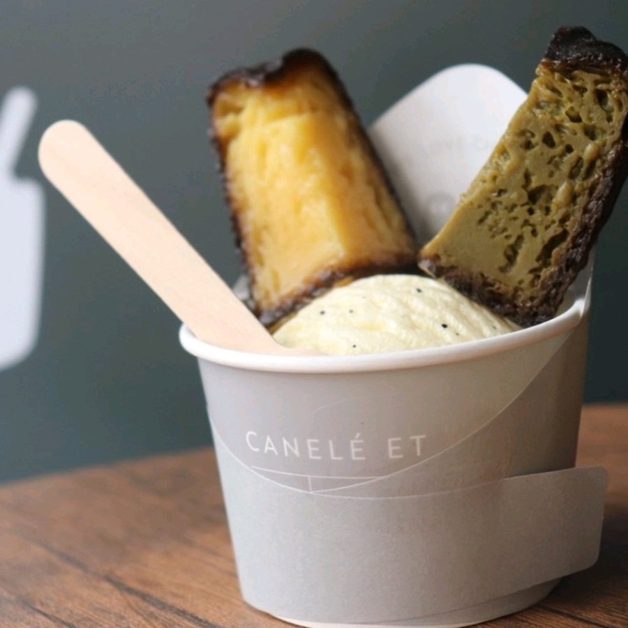 ハーフカヌレとアイス (Half canelé to ice)