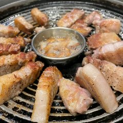 九州から冷凍せずチルド状態で輸送された肉を利用。