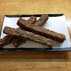 It is a crispy and chewy stick type tempura made from mozuku seaweed.