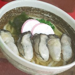 牡蠣がいくつか入ったうどん