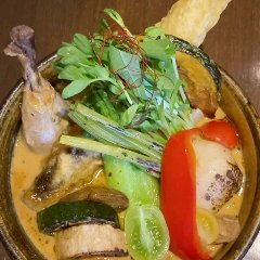 About 20 kinds of seasonal vegetables! Soup curry with a big burdock heaven on top!