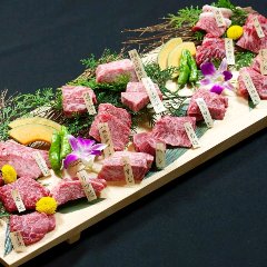 松阪牛の赤身肉から霜降り肉まで楽しめる贅沢な盛り合わせ