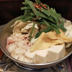 Motsu nabe salado con un caldo ligero de sopa japonesa que combina bien con el motsu y las verduras.