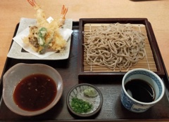 Tempura crujiente y zaru soba.