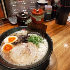 半熟の味玉が食べられる博多ラーメン